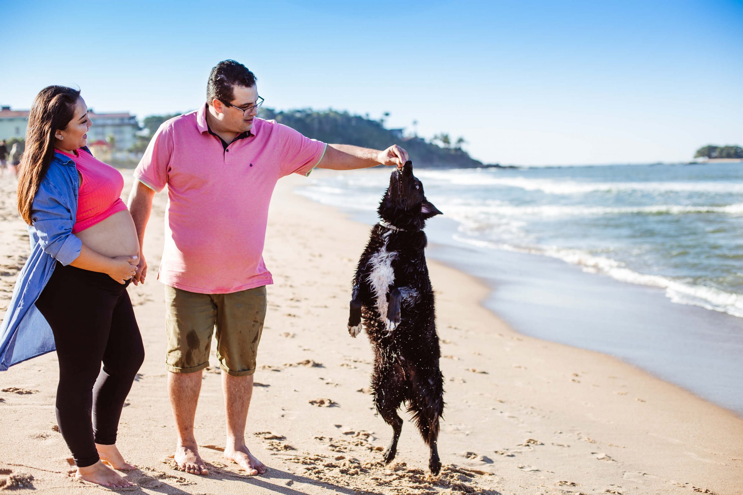 ensaio gestante na praia com cachorro