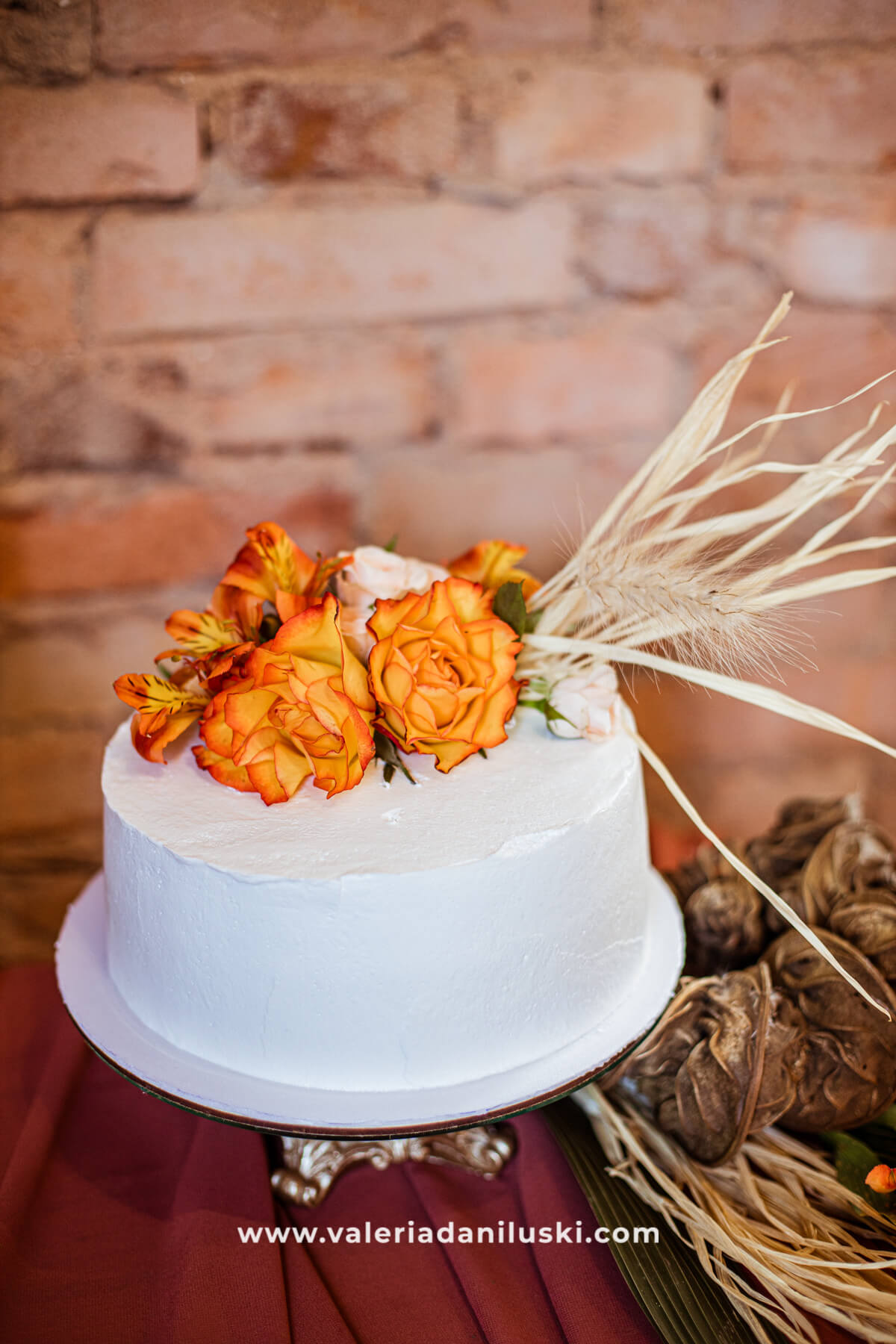 bolo de casamento minimalista decorador com flores laranja