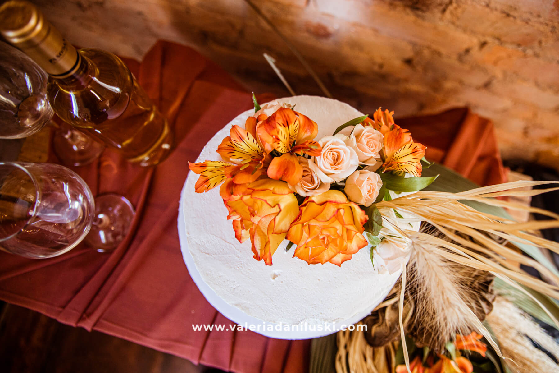 bolo de casamento minimalista decorador com flores laranja